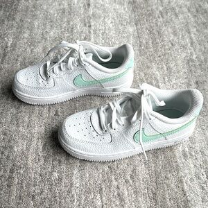 Nike Kids court borough low sneaker